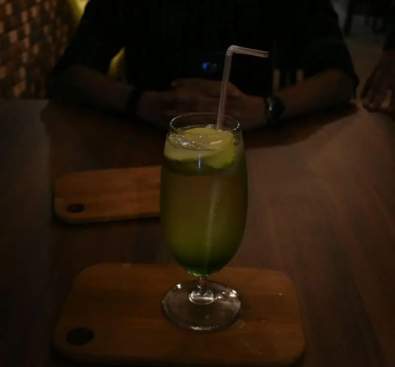 نوشیدنی خنک و گوارای لیمو در محیط دنج کافه رستوران دیاکو، مکانی عالی برای استراحت و لذت بردن از طعم‌های خاص.