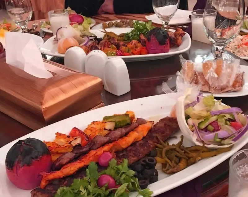 سفره‌ای رنگین از کباب‌های خوشمزه و غذای اصیل ایرانی در رستوران شبهای شیراز. بهترین کیفیت و طعم را در فضایی دلنشین تجربه کنید.