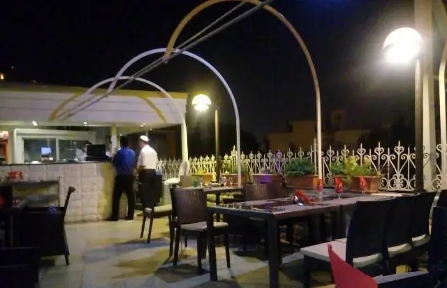 نمای شبانه رستوران شبهای شیراز با فضای باز دنج و میزهای چیده شده برای شام. محیطی دلنشین برای صرف غذا و دورهمی.