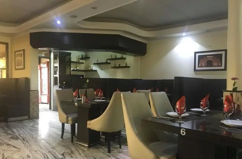 فضای داخلی شیک و مدرن رستوران شبهای شیراز با میزهای غذاخوری چیدمان شده، صندلی‌های راحت و دکوراسیون دلنشین.