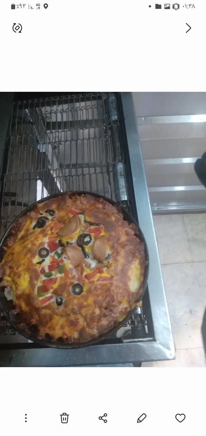 کوکو سوسیس و سبزیجات (فلفل دلمه رنگی و زیتون) خوشمزه فست فود بهنام، تازه پخته شده با رویه‌ای طلایی و آماده سرو در فر.