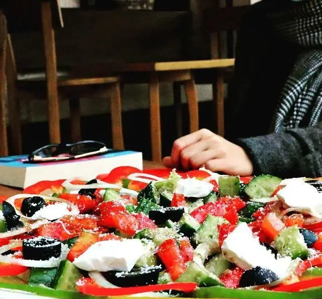 سالاد تازه و خوشمزه در کافه رستوران لی وان، با حضور مشتری و فضای دلنشین میز غذا. ایده‌آل برای یک وعده سالم و لذت‌بخش.