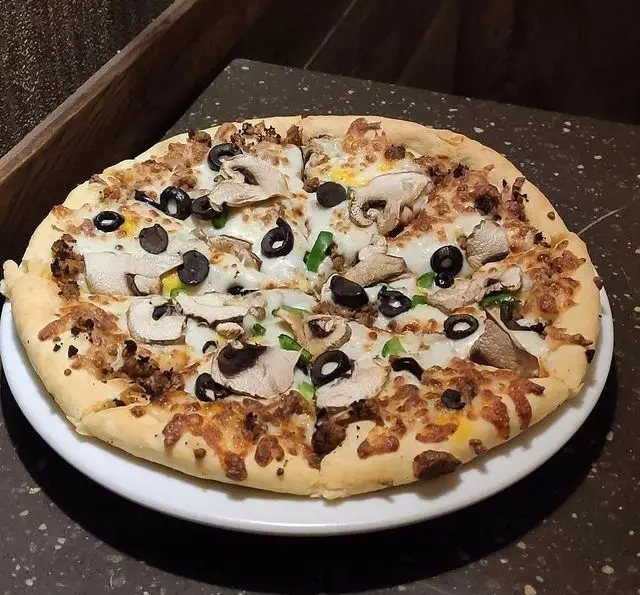 پیتزای ویژه کافه رستوران لی وان با قارچ، زیتون سیاه، گوشت و فلفل دلمه، طعمی لذیذ و دلنشین برای تمامی سلیقه‌ها.