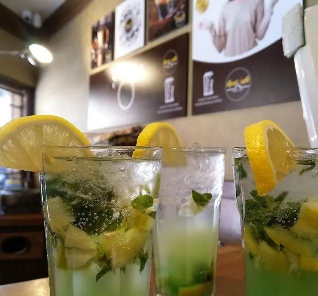 نوشیدنی‌های موخیتو لیمو و نعناع تازه و خنک با تکه‌های یخ در سه لیوان شیشه‌ای زیبا در کافه رستوران لی وان. لذت طعم واقعی را تجربه کنید.