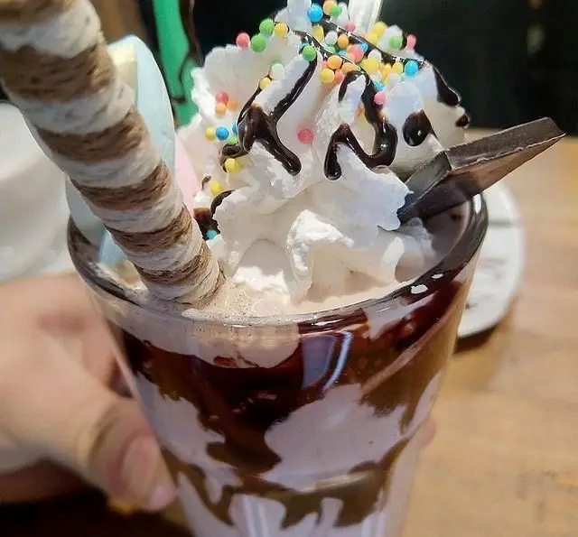 میلکشیک شکلاتی پرطرفدار کافه رستوران لی وان، دسر و نوشیدنی سرد بی‌نظیر با خامه، سس شکلات، ترافل و ویفر.