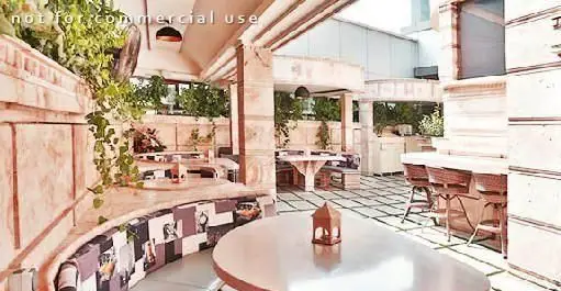 فضای باز دلنشین رستوران گریل گاردن، با دکوراسیون مدرن، میز و صندلی‌های شیک و گیاهان سرسبز برای تجربه‌ای فراموش‌نشدنی.