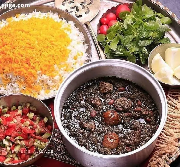 غذای لذیذ قورمه‌سبزی با برنج زعفرانی، سالاد شیرازی و سبزیجات تازه، تجربه‌ای دلنشین از رستوران طریقت (شریعتی).