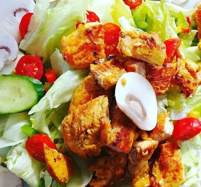 سالاد مرغ گریل شده و تازه رستوران آجی با ترکیبی از کاهو، گوجه گیلاسی، خیار، قارچ و فلفل دلمه. انتخابی سالم و دلپذیر برای مشتریان.