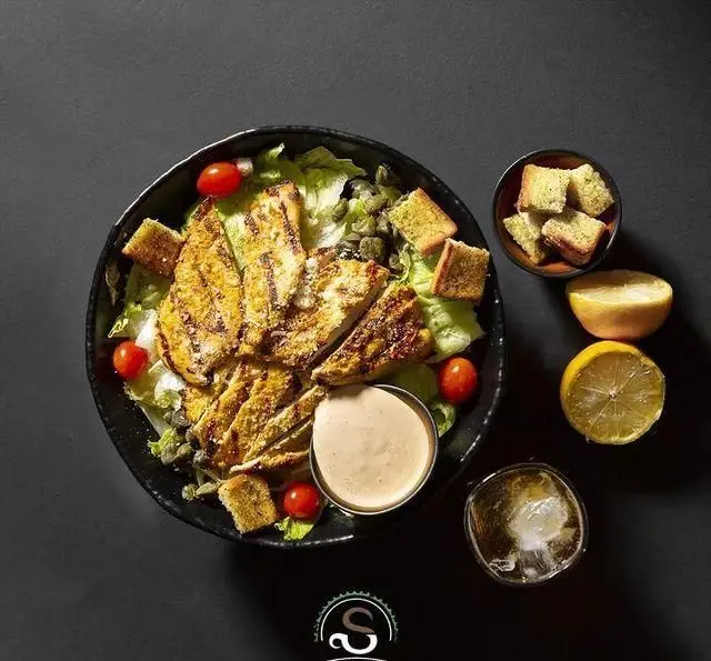 سالاد سزار مرغ گریل در کافه رستوران هفت آسمان. لذت یک وعده سالم و تازه با تکه‌های مرغ گریل، سبزیجات، نان کروتون و سس مخصوص.