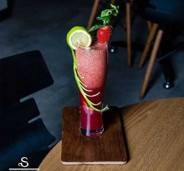 تصویری جذاب از اسموتی یا آبمیوه توت فرنگی با لیمو و نعنا، نوشیدنی خنک و تابستانی کافه رستوران هفت آسمان.