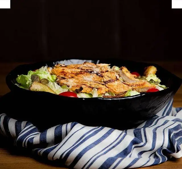 سالاد سزار ویژه کافه رستوران هفت آسمان با مرغ گریل شده تازه، کاهو ترد، گوجه گیلاسی و پنیر پارمزان، انتخابی سالم و اشتها آور در منو.