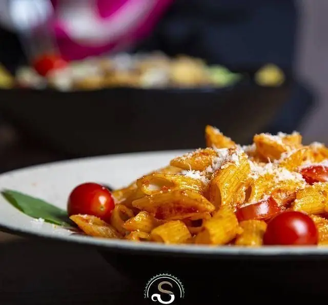 پاستای پنه جذاب با سس مخصوص، پنیر فراوان و گوجه گیلاسی تازه در کافه رستوران هفت آسمان. تجربه غذایی بی‌نظیر.