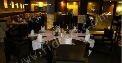 نمای داخلی زیبا و شیک رستوران چینگاری، با میزهای چوبی غذاخوری، صندلی‌های راحت و نورپردازی گرم، محیطی عالی برای یک تجربه دلنشین.