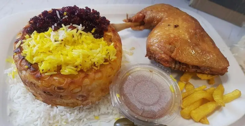 لاپلو دیگی زعفرانی و زرشک‌پلو با مرغ بریان، سیب‌زمینی سرخ‌کرده و ته دیگ ترد از رستوران لاپلو دیگی ستارخان.