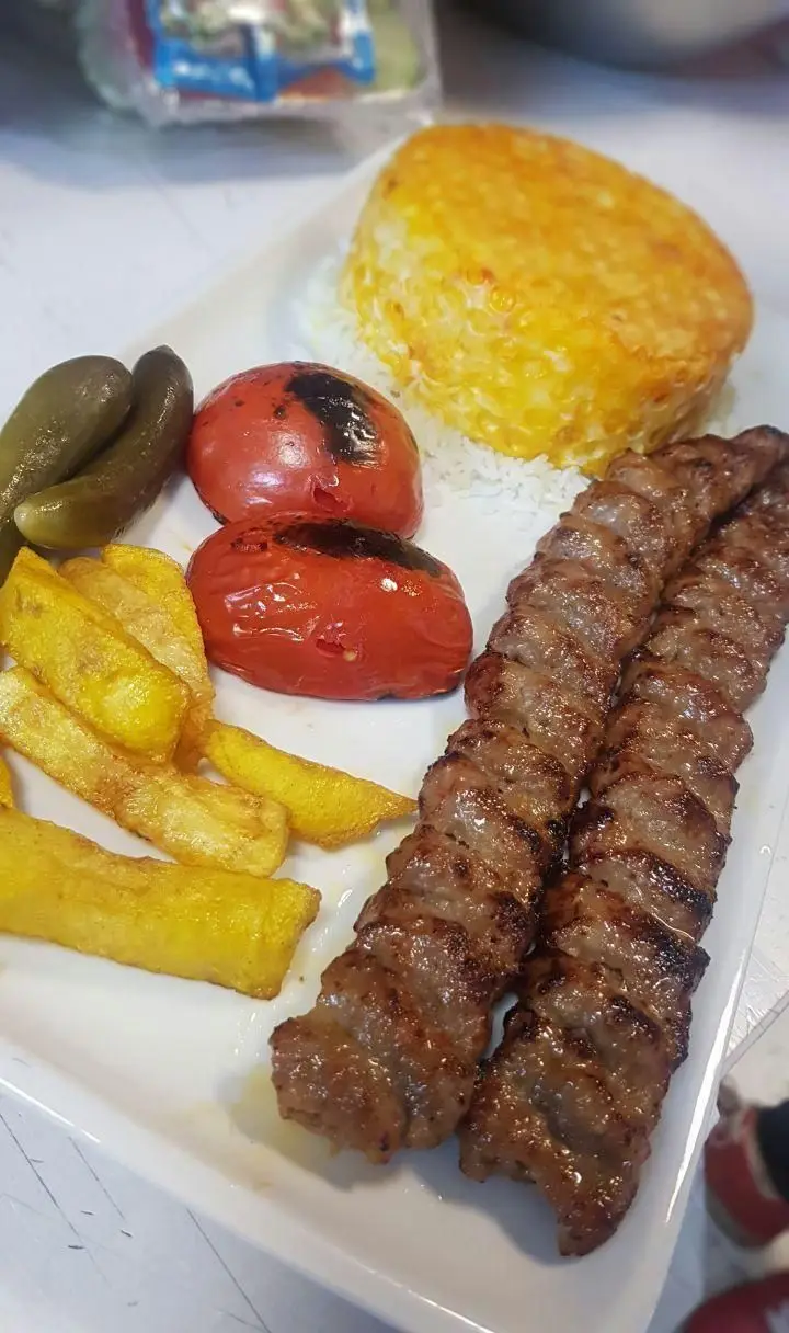 کباب کوبیده آبدار رستوران لاپلو دیگی ستارخان با ته چین زعفرانی، برنج، گوجه کبابی، سیب زمینی و خیارشور