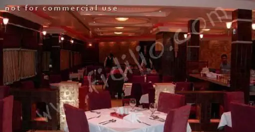 دکوراسیون داخلی لوکس و مدرن رستوران نایب، محیطی گرم و دلنشین برای صرف بهترین غذای ایرانی و خاطره‌سازی.