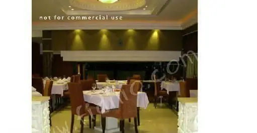 تصویر داخلی رستوران نایب، نمایشگر چیدمان شیک میز و صندلی‌ها در فضایی مدرن و لوکس برای تجربه غذایی دلپذیر.