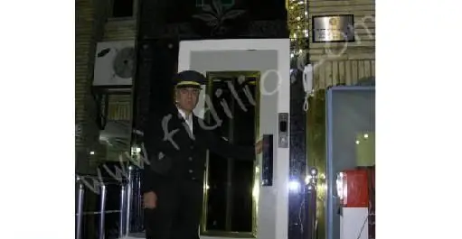 پرسنل رستوران نایب در ورودی شیک و لوکس مجموعه، کنار آسانسور، آماده خوش‌آمدگویی و ارائه خدماتی متمایز.