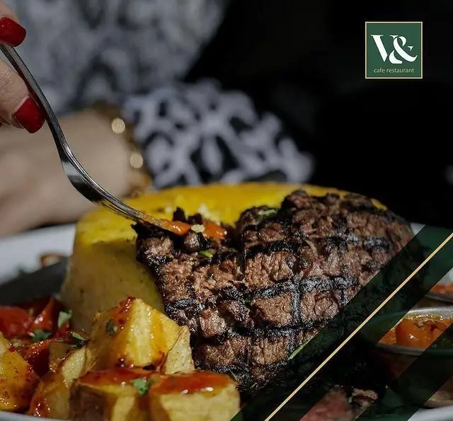 بهترین استیک گریل شده و آبدار همراه با پوره و سیب‌زمینی تنوری در کافه رستوران ویند؛ غذایی لذیذ برای تجربه ناب در فضای دلنشین.