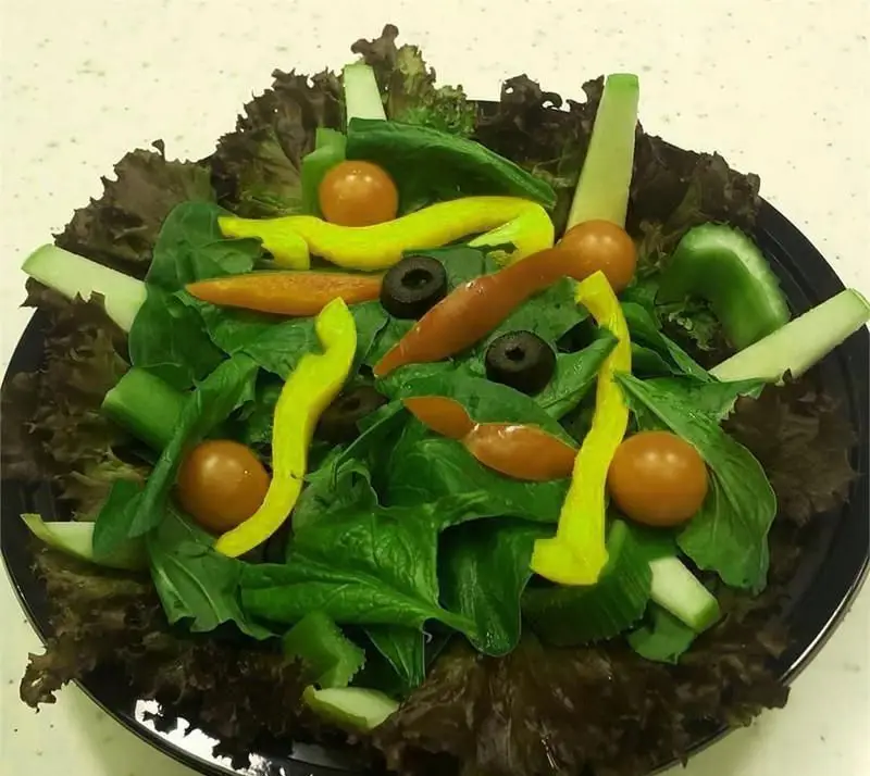 سالاد سبزیجات تازه و رنگارنگ فست فود مارونه شامل کاهو، گوجه گیلاسی، زیتون، فلفل دلمه، هویج و خیار؛ گزینه ای سالم و خوشمزه.