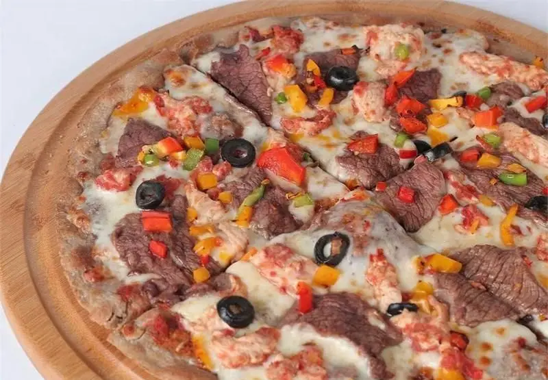 پیتزا گوشت و مرغ مارونه با پنیر موزارلا، فلفل دلمه رنگی و زیتون سیاه، غذایی خوشمزه از فست فود مارونه برای سفارش آنلاین.