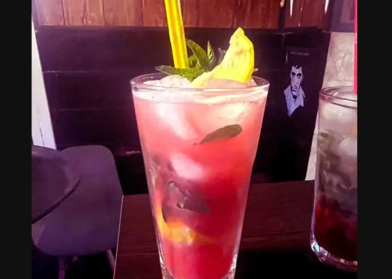 نوشیدنی خنک و تابستانی با نعنا و لیمو در کافه آگات، محیطی دلچسب برای گذراندن اوقاتی خوش و فراموش نشدنی.