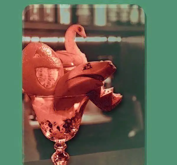 نوشیدنی خلاقانه کافه میامی با میوه آرایی منحصر به فرد: پرتقال حکاکی شده شبیه کدو تنبل، موز طرح کوسه و قو زیبا.