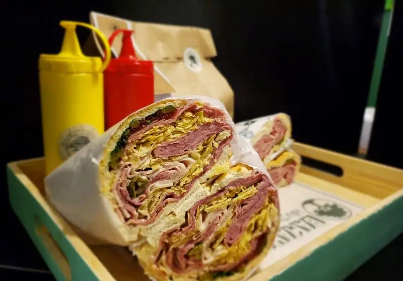 تصویری از ساندویچ ویژه باماهاس، پر از لایه‌های گوشت تازه و خوشمزه، همراه با سس‌های مخصوص باماهاس. بهترین انتخاب برای یک وعده غذایی سریع و لذیذ.