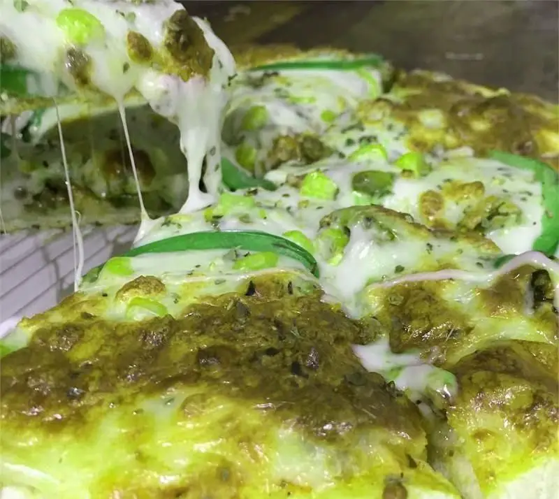 پیتزا سس پستو لذیذ و پرپنیر فست فود بام برگر با پنیر کشدار فوق العاده و فلفل سبز تازه. تجربه‌ای خوشمزه از فست فود.