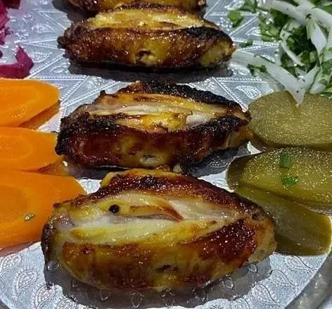 بال کبابی و جوجه کباب لذیذ رستوران بام شهران تهران، همراه با هویج، خیارشور و پیاز برای تجربه طعمی اصیل و خوشمزه