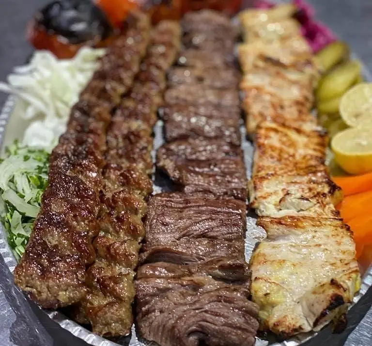 پلاتر کباب مخصوص رستوران بام شهران شامل کوبیده، برگ و جوجه کباب، با مخلفات لذیذ. بهترین غذای ایرانی برای ناهار و شام.