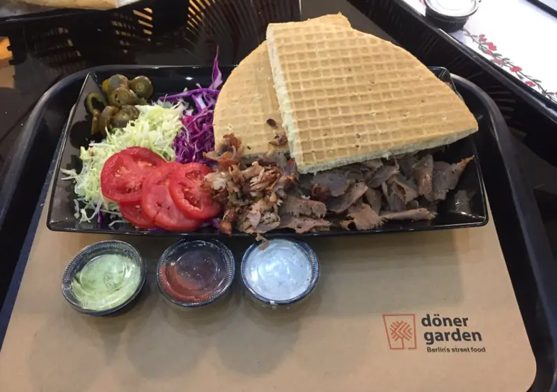 بشقاب دونر گاردن با نان وافل ترد، گوشت دونر کباب آبدار، سبزیجات تازه (کاهو و گوجه) و سه نوع سس لذیذ؛ غذای خیابانی برلین