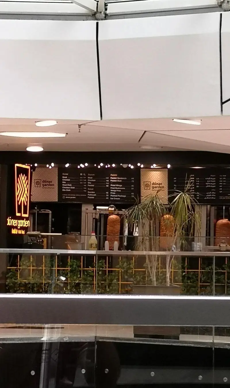 تصویر کسب و کار دونر گاردن در فودکورت، ارائه دهنده کباب ترکی گوشت و مرغ، فلافل و منوی کامل فست فود برای مشتریان.