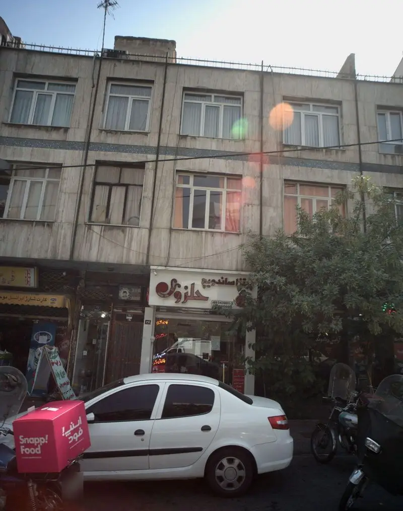 نمای بیرونی فست فود حلزون، رستورانی محبوب در شهر با ساندویچ‌های خوشمزه و امکان سفارش آنلاین و دلیوری غذا