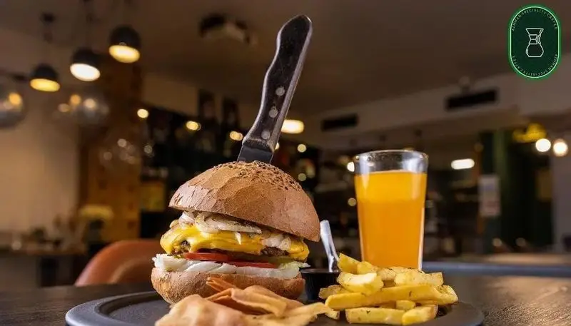 برگر لذیذ با سیب‌زمینی سرخ‌کرده و آبمیوه تازه در کافه رستوران آژمان، تجربه‌ای دلچسب از غذای باکیفیت در محیطی دلنشین.