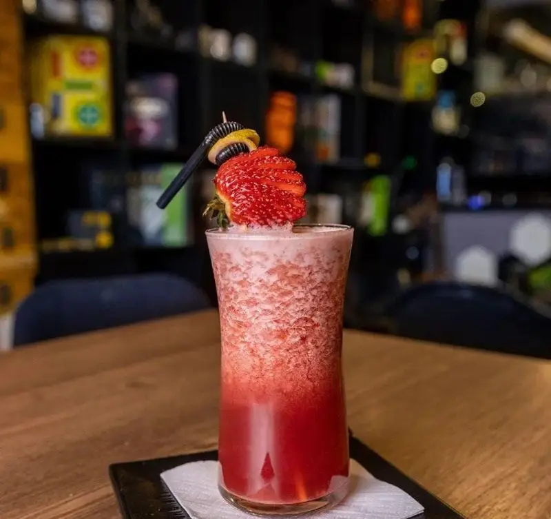 اسموتی توت فرنگی تازه و خنک در کافه رستوران آژمان، نوشیدنی تابستانی عالی برای لذت بردن در محیط دلنشین.