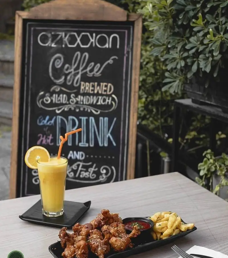 فضای دلنشین کافه رستوران آژمان با منوی متنوع شامل قهوه، نوشیدنی، مرغ سوخاری، سیب‌زمینی و آبمیوه تازه.