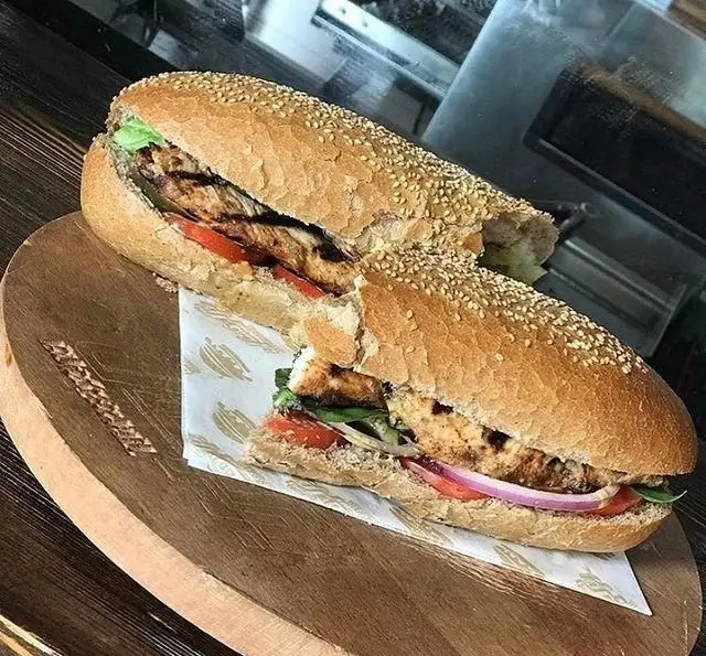 ساندویچ مرغ گریل ویژه برگر هال، با نان تازه کنجدی، فیله مرغ گریل‌شده، کاهو، گوجه و پیاز، انتخابی سالم و لذیذ.