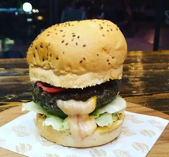 برگر لذیذ و پرطرفدار فست فود برگر هال با پتی آبدار، پنیر آب شده، کاهو و نان کنجدی، جلوه ای جذاب از غذایی خوشمزه و باکیفیت.