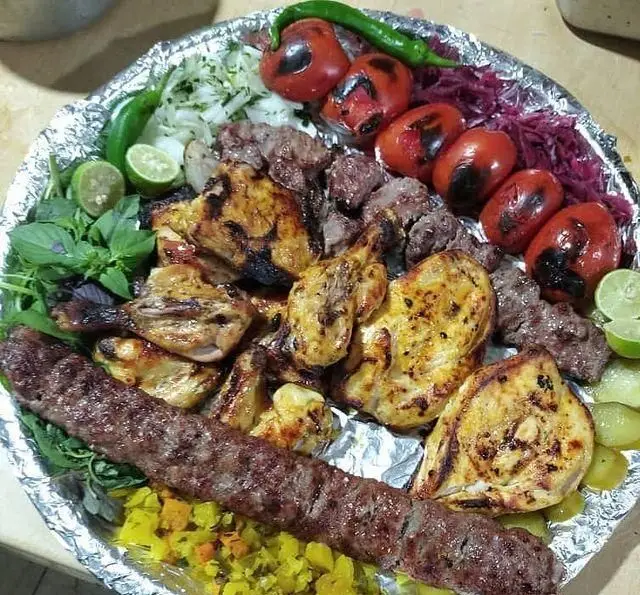 میکس کباب شاهانه باغچه رستوران دیپلمات: کوبیده، جوجه، چنجه، گوجه کبابی، فلفل، سبزیجات تازه، لیمو و دورچین مجلسی.