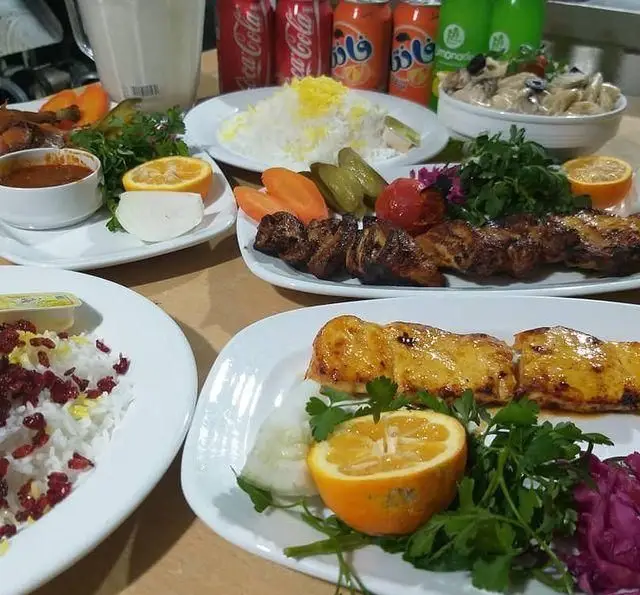 غذاهای لذیذ ایرانی در باغچه رستوران دیپلمات؛ کباب‌های آبدار، چلو با تزیینات، دورچین‌های خوش‌رنگ و نوشیدنی‌های خنک در انتظار شما.