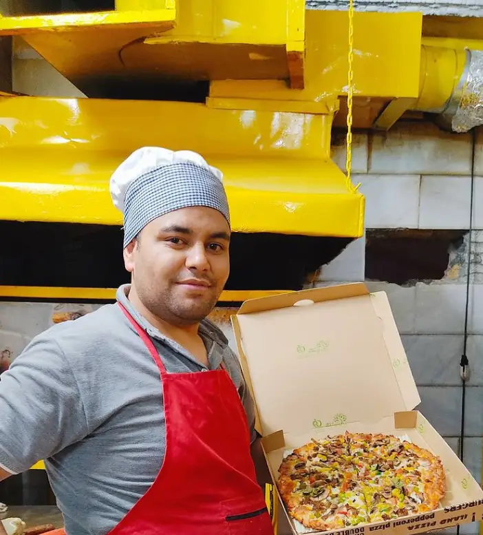 سرآشپز ماهر پیتزا ساندویچ رز زرد، پیتزای تازه، خوشمزه و پرملات را با افتخار در جعبه پیتزا ارائه می دهد.