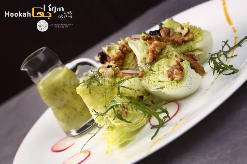 نمایی نزدیک از سالاد رژیمی و تازه کاهو با گردو و سس مخصوص، سرو شده در کافه رستوران هوکاجی برای تجربه یک وعده سالم.