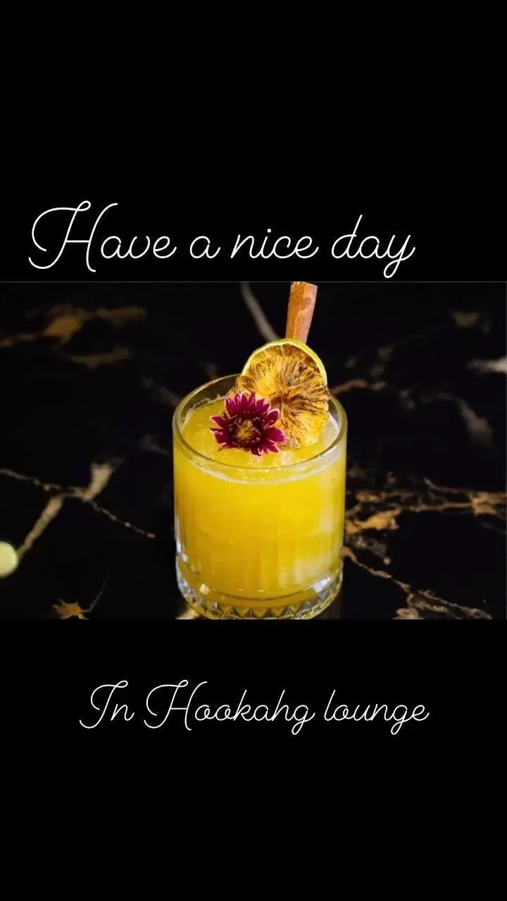 کوکتل زرد رنگ با لیمو و دارچین در کافه رستوران هوکاجی. تجربه‌ای لذت‌بخش از نوشیدنی و قلیان در فضایی آرام.