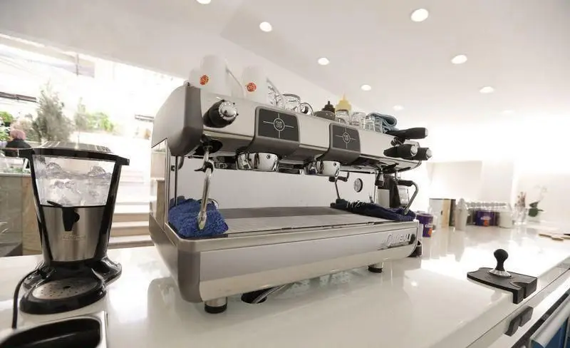 تجهیزات مدرن کافی شاپ فست فود چیتر چیکن شامل دستگاه اسپرسو حرفه‌ای و دستگاه یخ برای سرو نوشیدنی‌های تازه و خوشمزه.