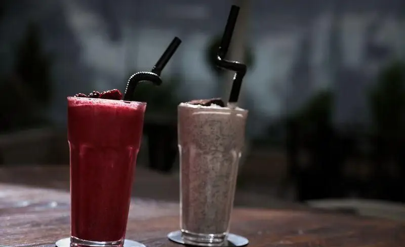 برای تجربه بهترین طعم‌ها در فست فود چیتر چیکن: اسموتی میوه‌های قرمز و میلک شیک خنک، گزینه‌های عالی کنار غذای شما.