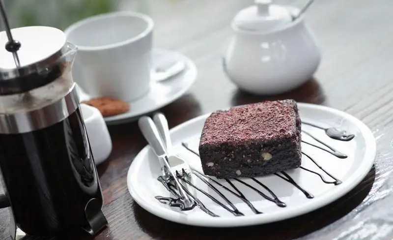 قهوه تازه دم با فرنچ پرس و براونی شکلاتی لذیذ و مغزدار همراه با سس شکلات در فست فود چیتر چیکن، لذتی بی‌نظیر.