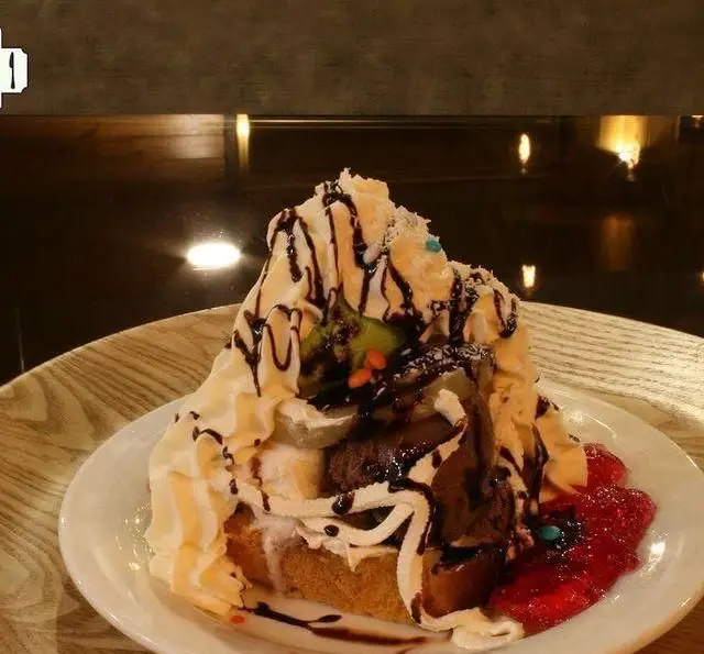 دسر مجلل و وسوسه‌انگیز کافه رستوران استیج: نان تست غرق در خامه، بستنی، سس شکلات و مربای توت‌فرنگی، تجربه‌ای فراموش‌نشدنی.