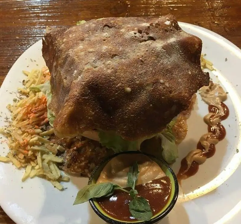 تجربه طعم بی‌نظیر همبرگر ویژه و بزرگ کافه رستوران استیج با نان خاص، کاهو تازه، سیب زمینی ترد و سس‌های لذیذ.