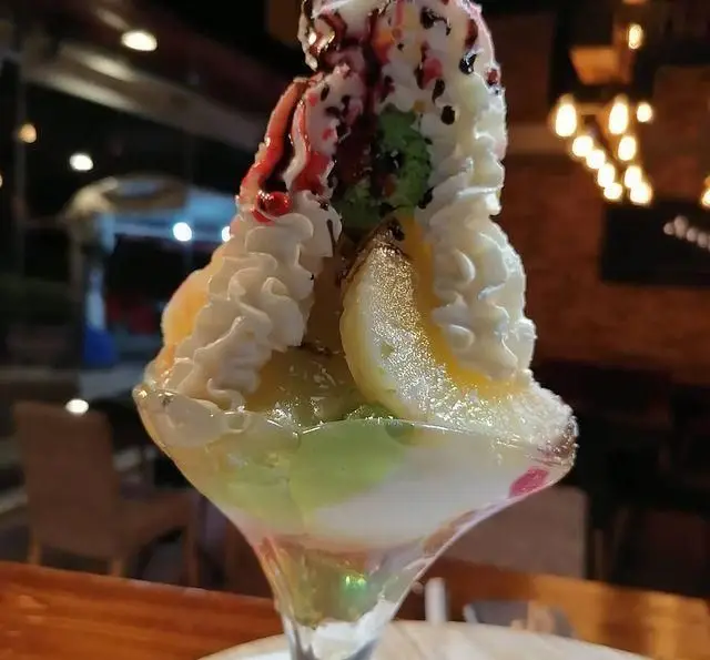 دسر مجلل و اشتهاآور "استیج" با ترکیب بستنی، میوه‌های تازه، خامه فراوان و سس‌های رنگارنگ. لذت شیرین در کافه رستوران استیج.